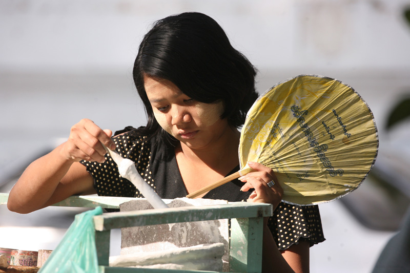 Mandalay_River_Vendor